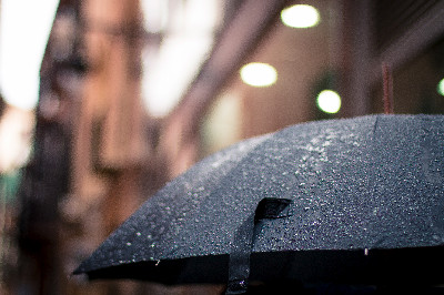 雨に濡れた黒い傘