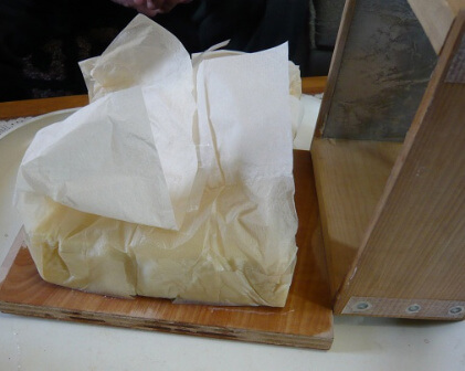 岩城正夫氏所蔵の電気パン焼き器・底板を残し、枠を外す。