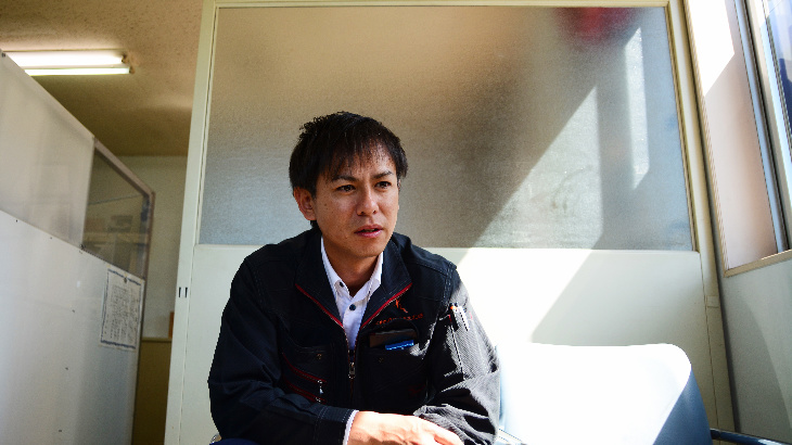 インタビューを受けるカワハラネオン川原専務