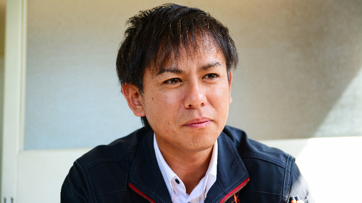 インタビューを受けるカワハラネオン川原専務