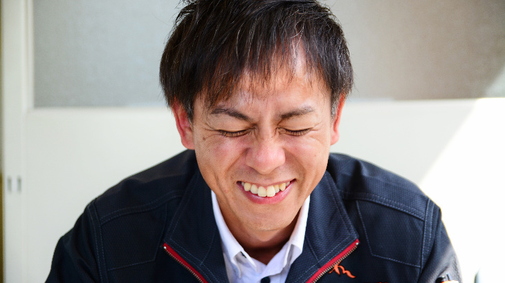 インタビューを受けるカワハラネオン川原専務