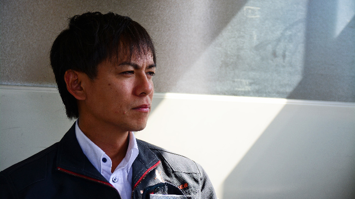 回想中のカワハラネオン川原専務