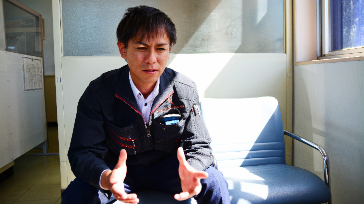インタビューを受けるカワハラネオン川原専務
