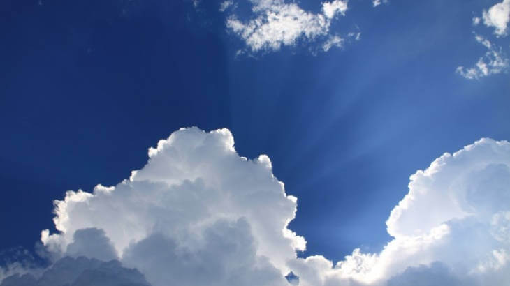 雲の隙間から太陽の光