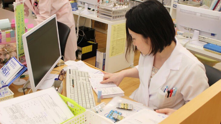井手薬局の処方中の女性