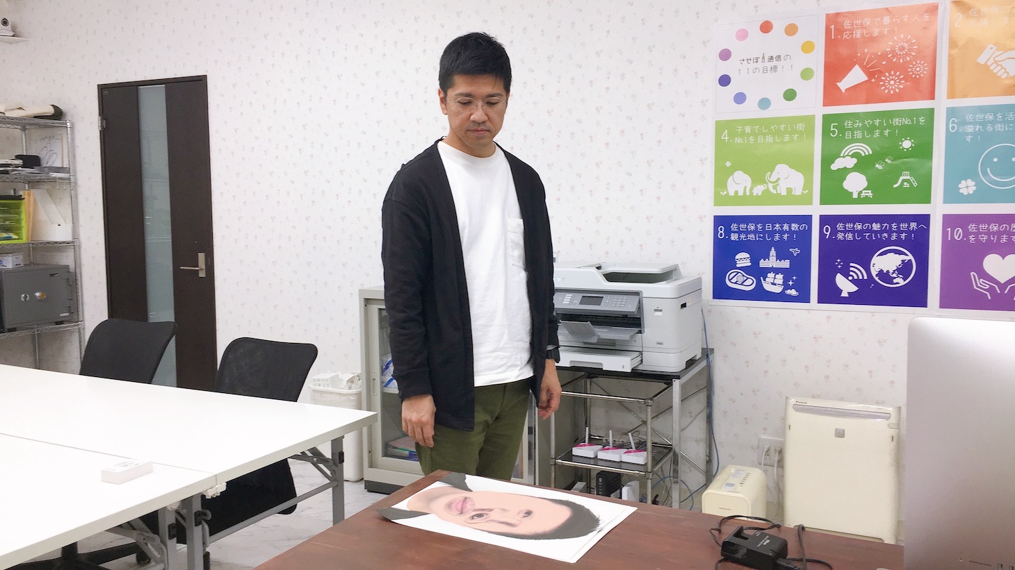放置してある社長の福笑いを社長が見つけて、固まっている