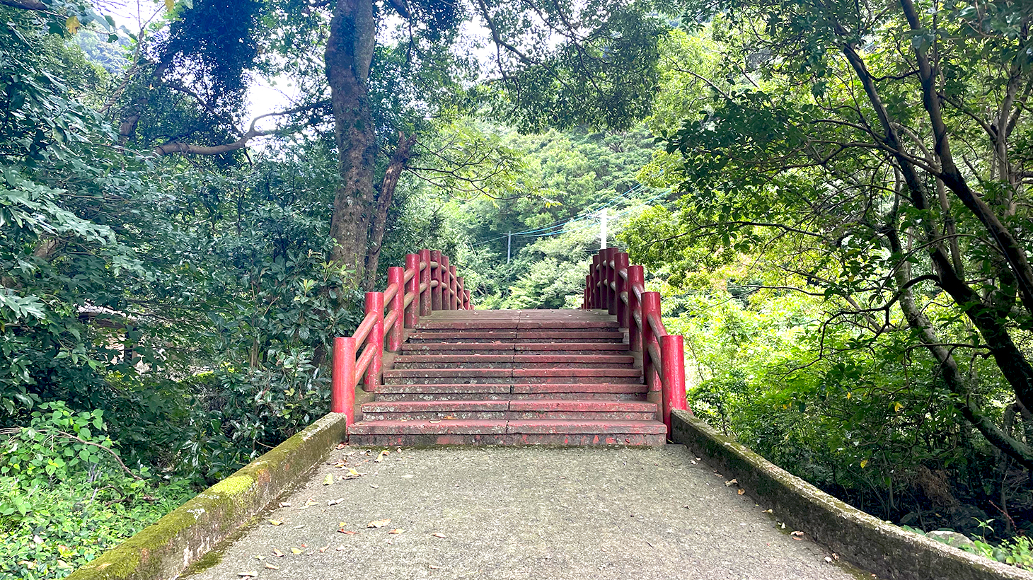 潜竜ヶ滝公園の赤い橋